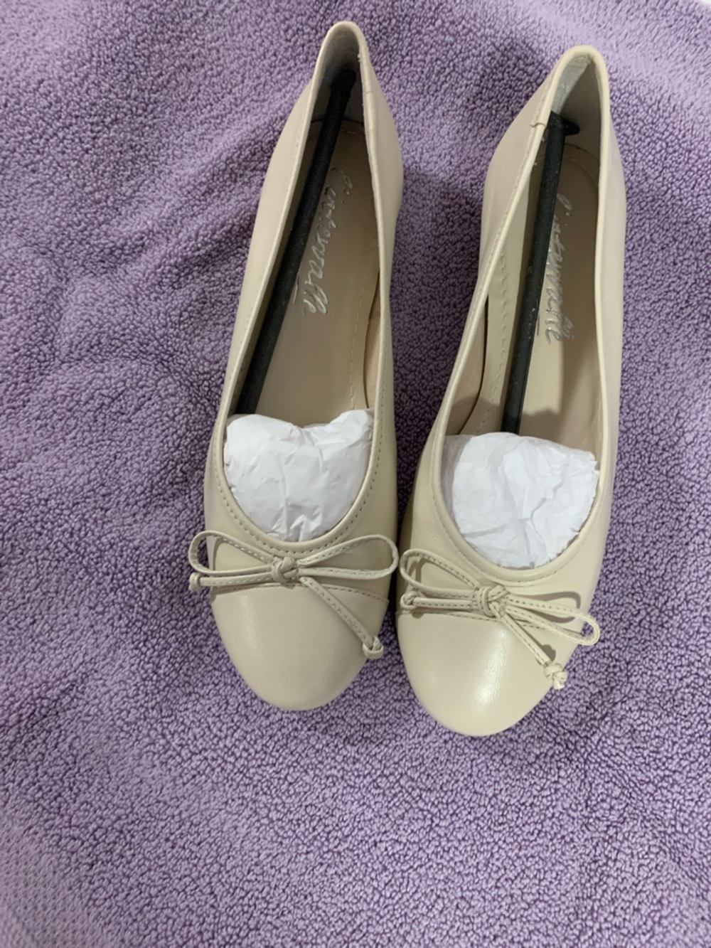 PINTERVALLE ALONA Ballet Flats Off White Leather Size 6
New with Tag